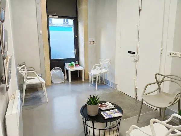 Salle d'attente du cabinet, côté entrée